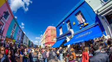 Londra - Eylül 2012: Notting Hill, Londra 'nın ünlü bir ilçesidir..