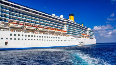 Limana gelen bir yolcu gemisi var..