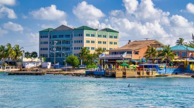 Grand Cayman - 3 Mart 2012: Grand Cayman binaları sabah kıyı şeridi boyunca.