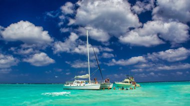Grand Cayman - 28 Şubat 2012: Deniz gezisi sırasında bir grup insan.