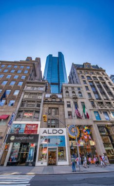 New York Şehri - Haziran 2013: Güneşli bir günde şehir sokakları.