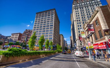 New York - Haziran 2013: Güneşli bir günde şehir sokakları ve binalar.