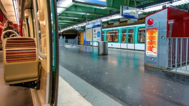 Paris - Aralık 2012: Metro istasyonunun içi.