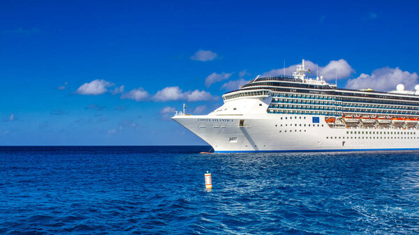 Granc Cayman - 28 февраля 2012: Круизный лайнер Costa прибыл в порт.
