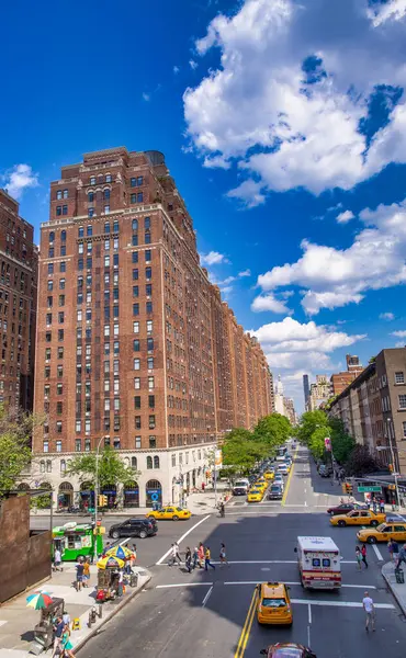 ニューヨーク市 2013年6月 ハイラインは観光客のための有名な都市の魅力です — ストック写真