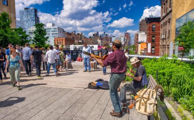 New York - Haziran 2013: High Line turistler için ünlü bir şehir merkezi..