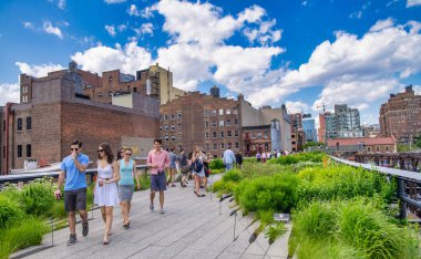 New York - Haziran 2013: High Line turistler için ünlü bir şehir merkezi..