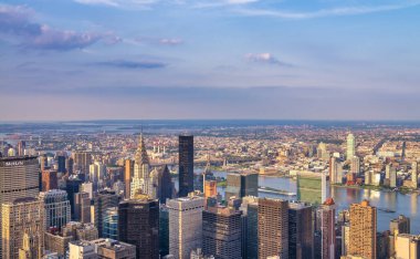 New York - Haziran 2013: Güneşli bir günde şehir sokakları ve binalar.