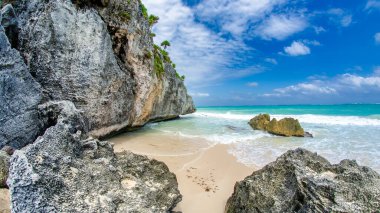 Tulum okyanus renkleri bulutlu bir günde, Meksika.