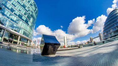 Londra - Eylül 2012: Londra finans bölgesinde modern ufuk çizgisi.