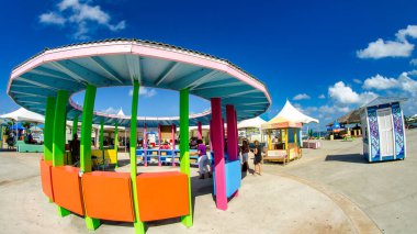 Grand Cayman - 3 Mart 2012: Grand Cayman 'ın renkli binaları.