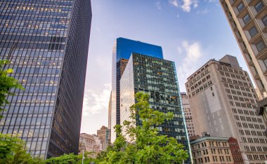 Geceleri New York 'un binaları.