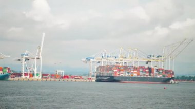 Vancouver, Kanada - 18 Ağustos 2017: Kargo gemileriyle panoramik liman ve sanayi bölgesi.