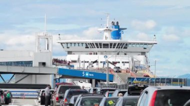 Vancouver, Kanada - 18 Ağustos 2017: Tsawwassen Limanı 'ndan feribota binen arabalar.