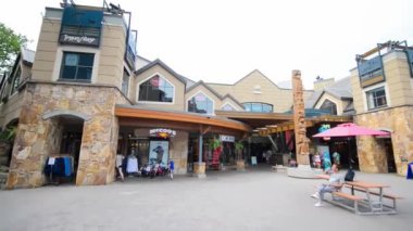 Whistler, Kanada - 16 Ağustos 2017: Şehir merkezi caddeleri boyunca turistler.
