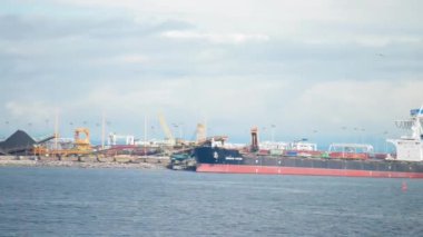 Vancouver, Kanada - 18 Ağustos 2017: Kargo gemileriyle panoramik liman ve sanayi bölgesi.