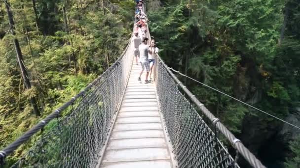 Colúmbia Britânica Canadá Agosto 2017 Turistas Caminham Pela Ponte Capilano — Vídeo de Stock