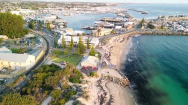 Güneşli bir öğleden sonra, Fremantle limanının ve sahil şeridinin havadan görünüşü, Batı Avustralya.