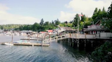 Cowichan Körfezi kıyı şeridinin panoramik manzarası, Vancouver Adası.