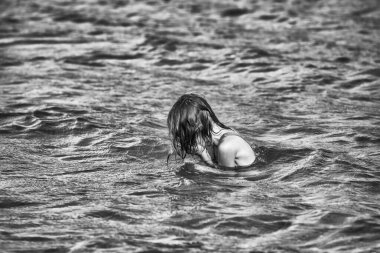 Genç bir kız göl suyunu içiyor, Whistler.