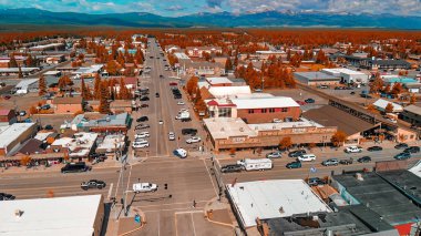 Batı Yellowstone, Montana - 10 Temmuz 2019: Şehir binalarının ve sokakların hava manzarası.
