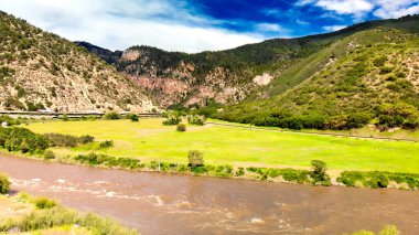 Colorado Nehri 'nin ve Utah' ın etrafındaki dağların inanılmaz hava manzarası..