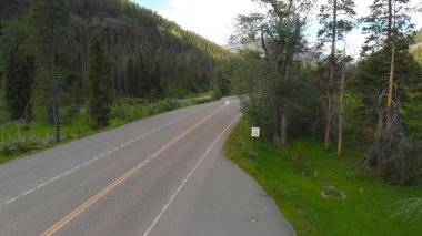 Yellowstone Ulusal Parkı Giriş Yolu, hava manzaralı..