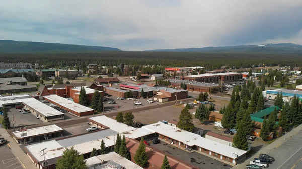 Batı Yellowstone, Montana - 10 Temmuz 2019: Şehir binalarının ve sokakların hava manzarası.