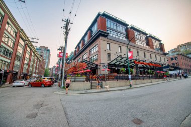 Vancouver, Kanada - 9 Ağustos 2017: Günbatımında Vancouver sokakları ve binaları.