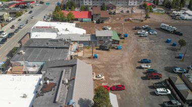 Batı Yellowstone, Montana - 10 Temmuz 2019: Şehir binalarının ve sokakların hava manzarası.