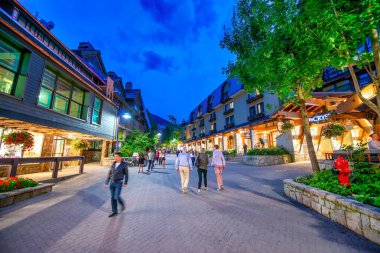 Whistler, Kanada - 12 Ağustos 2017: Geceleri Whistler Sokakları.