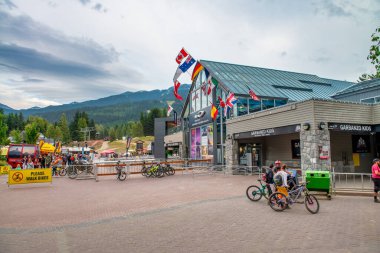 Whistler, Kanada - 12 Ağustos 2017: Günbatımında Whistler sokakları.
