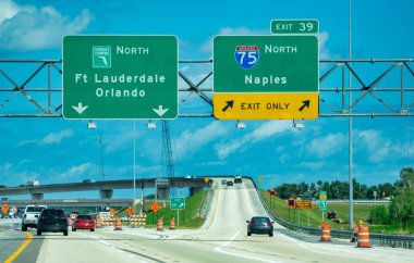 Florida I-75 otoyolu boyunca araba trafiği.