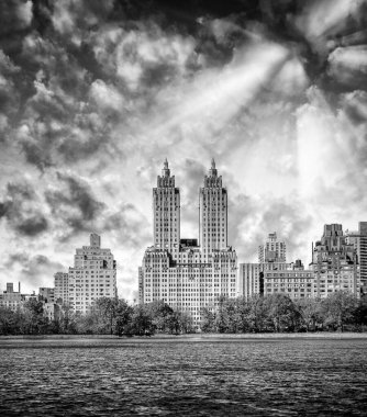 Gün batımında New York 'ta. Central Park Gölü 'nden Manhattan binalarının panoramik manzarası.