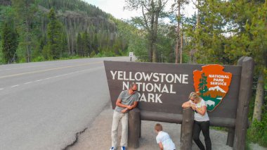 Yellowstone Ulusal Parkı önünde bir turist ailesi, hava manzaralı..