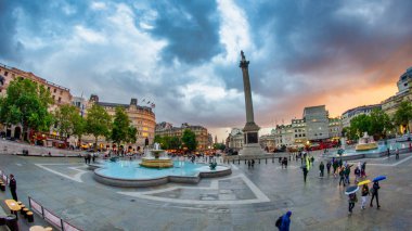 Londra - Eylül 2012: Trafalgar Meydanı gün batımında.