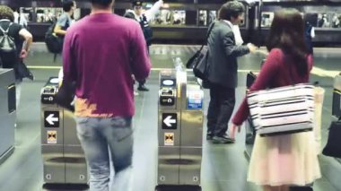 KYOTO, JAPONYA - Mayıs 2016: Kyoto metro istasyonu giriş kapıları. İş konsepti.