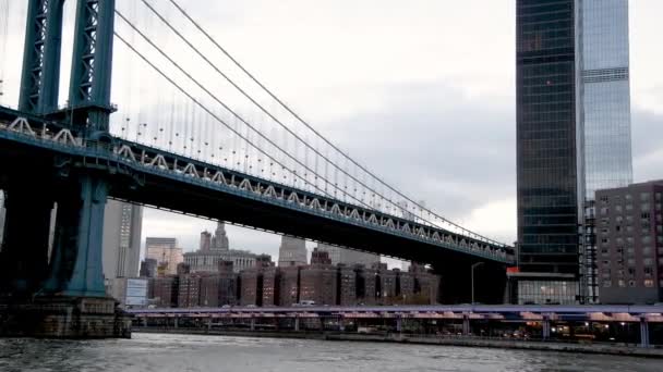 ニューヨークシティ December 2018 マンハッタン橋の下の移動ボートから下のマンハッタンの近代的なスカイライン — ストック動画