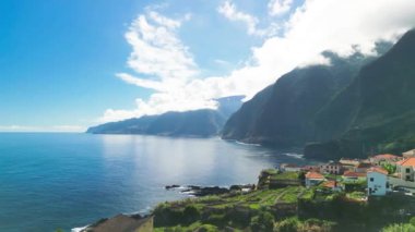 Portekiz, Madeira 'daki Seixal kıyı şeridinin hava görüntüsü.