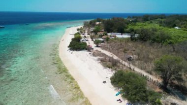 Güneşli bir günde, Endonezya 'nın Gili Meno kıyı şeridinin inanılmaz hava manzarası.