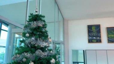 Modern ofis içinde dekorasyonu olan güzel bir Noel Ağacı. İş ve tatil kavramı.