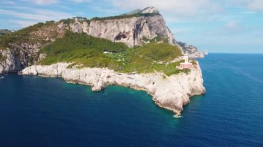 Deniz feneri ve Capri Plajı yaz mevsiminde. Hareket eden bir İHA 'dan görüntüle.