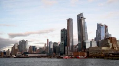 Manhattan 'ın modern silueti Hudson Nehri' ndeki hareketli bir tekneden.