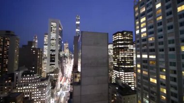 Midtown Manhattan gökdelenlerinin gece hava görüntüsü, New York City ışıkları.