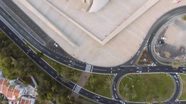 Şehir trafiğinin yukarıdan görünüşü.