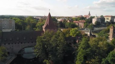 Nuremberg, Almanya. İHA 'dan nehir boyunca ortaçağ siluetinin havadan görünüşü.