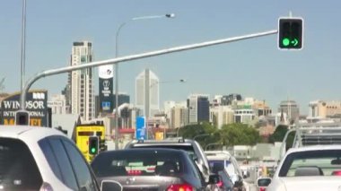 Brisbane, Avustralya - 14 Ağustos 2009: Büyük bir şehir yolu boyunca araba trafiği.