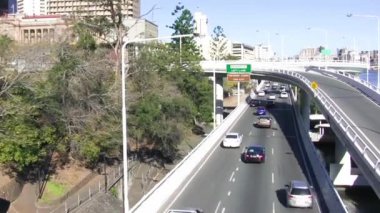 Brisbane, Avustralya - 14 Ağustos 2009: Büyük bir şehir yolu boyunca araba trafiği.