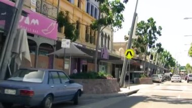 Townsville, Avustralya - 17 Ağustos 2009: Güneşli bir günde şehir sokakları ve binaları.