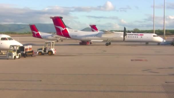 Айерс Рок Австралия Августа 2009 Самолеты Qantas Вдоль Взлетно Посадочной — стоковое видео
